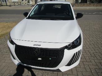 Damaged car Peugeot 208 1.2 Hybrid 22.025km Klima CruiseControl Pdc Navi>Android Auto/Carplay 2025/3