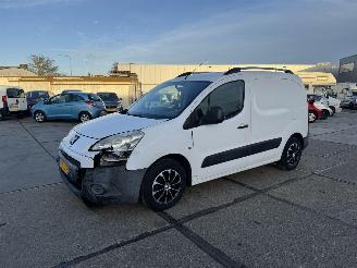 krockskadad bil bedrijf Peugeot Partner 1.6 e-HDI XT Profit 2011/9