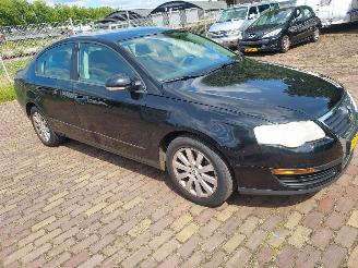 Vaurioauto  passenger cars Volkswagen Passat 1.6 FSI Trendline Sedan 6 bak 2005/6