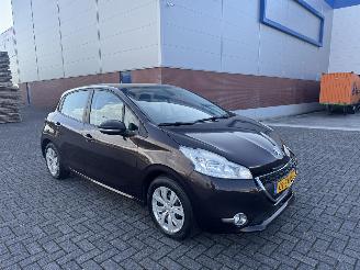 krockskadad bil auto Peugeot 208 1.2 VTi 60Kw AIRCO 2013/3