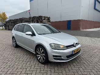 Schadeauto Volkswagen Golf 1.6 TDI DSG Highline 2013/11