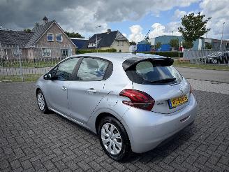 Peugeot 208 1.2 60kw Euro6 - Airco - Navi picture 3