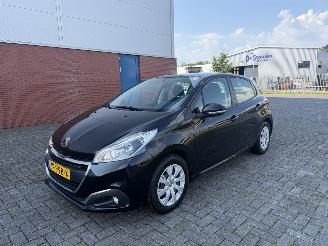 krockskadad bil auto Peugeot 208 1.2 Pure Tech 60Kw AIRCO 2016/3