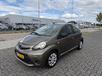 krockskadad bil auto Toyota Aygo 1.0 VVT-i Now 50kw AIRCO 2014/2