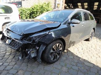 krockskadad bil auto Kia Ceed Sportwagon Hybrid 2024/6