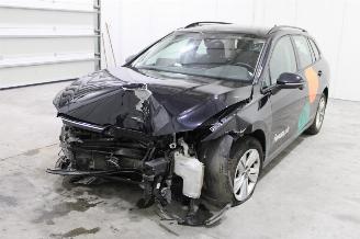 Damaged car Volkswagen Golf  2022/8