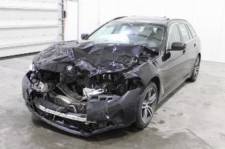 Vaurioauto  passenger cars BMW 5-serie 520 2023/4