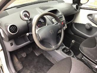 Peugeot 107 1.0 -12V SUBLIME zeer lichte schade weinig km met airco picture 7