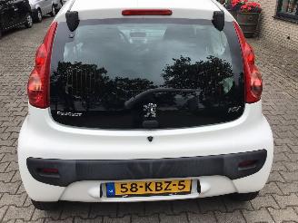 Peugeot 107 1.0 -12V SUBLIME zeer lichte schade weinig km met airco picture 15
