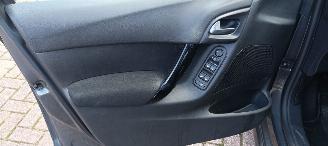 Citroën C3 1.2 Benzine 82pk Airconditioning CruiseControl Leren-Stuurwiel Mistlampen Led-Dagrijverlichting 4x elektrische ruiten Radio Multikleuren display MirrorLink Apple CarPlay mistlampen Parkeersensoren picture 10