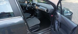 Citroën C3 1.2 Benzine 82pk Airconditioning CruiseControl Leren-Stuurwiel Mistlampen Led-Dagrijverlichting 4x elektrische ruiten Radio Multikleuren display MirrorLink Apple CarPlay mistlampen Parkeersensoren picture 16