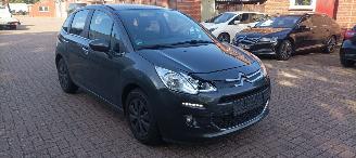 Citroën C3 1.2 Benzine 82pk Airconditioning CruiseControl Leren-Stuurwiel Mistlampen Led-Dagrijverlichting 4x elektrische ruiten Radio Multikleuren display MirrorLink Apple CarPlay mistlampen Parkeersensoren picture 3