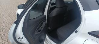 Toyota Yaris Bj:11-2024 Facelift hybrid Digitaal Cockpit full-Led Climatecontrol CruiseControl Stoelverwarming Lichtautomaat Privacyglas Apple CarPlay MirrorLink Achteruitrijcamera Bi-Color pearl metallic picture 16