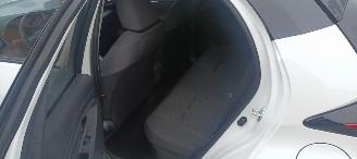 Toyota Yaris Bj:11-2024 Facelift hybrid Digitaal Cockpit full-Led Climatecontrol CruiseControl Stoelverwarming Lichtautomaat Privacyglas Apple CarPlay MirrorLink Achteruitrijcamera Bi-Color pearl metallic picture 17