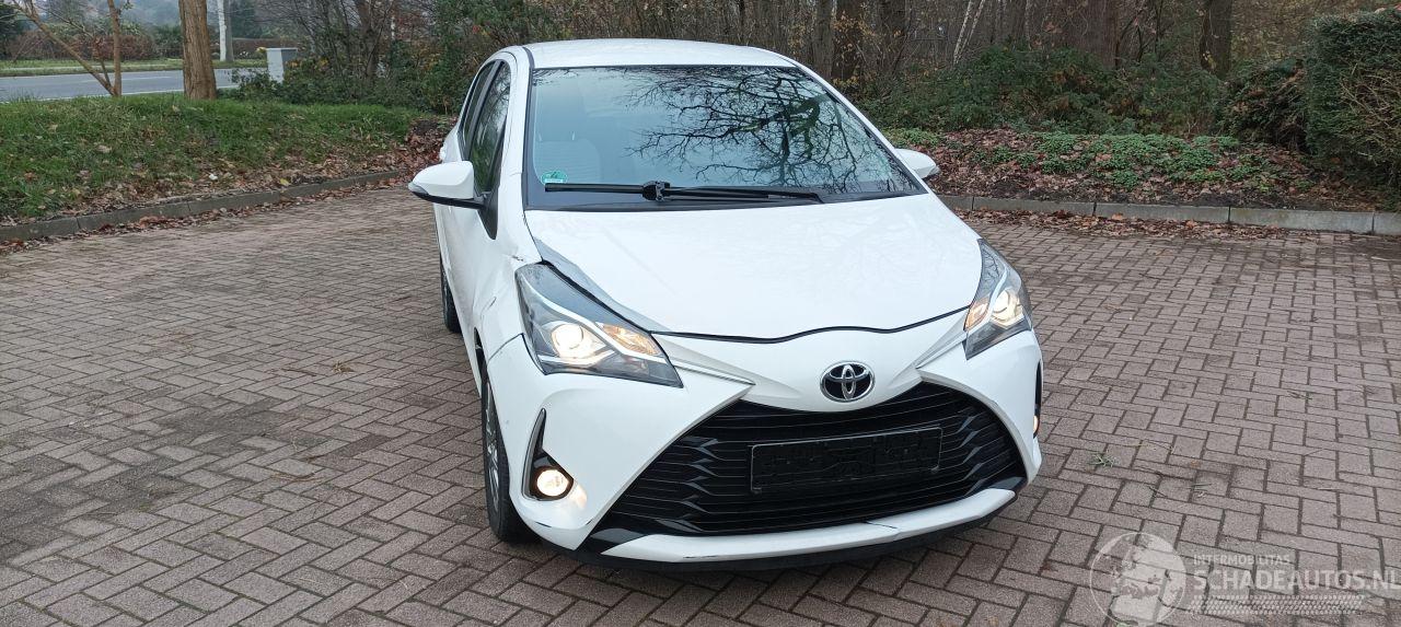 Toyota Yaris Bj:10-2017 Facelift 1.5-Benzine 111pk Touchscreen met Camera Lichtautomaat Drivelane assistent Leren multi stuurwiel Stoelverwarming