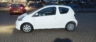 Toyota Aygo Bj:09-2013 1.0-VVT-i Navi Airco Led Elektrische ramen Orginele Toyota inklapbare TomTom navigatie Centrale vergrendeling met afstandsbediening picture 2