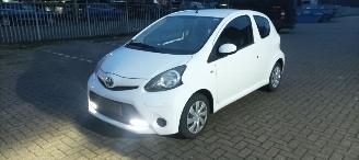 Damaged car Toyota Aygo Bj:09-2013 1.0-VVT-i Navi Airco Led Elektrische ramen Centrale vergrendeling met afstandsbediening 2013/9