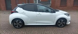 Toyota Yaris Hybrid 1.5- Automatik Climatecontrol Digital Cockpit full-Led CruiseControl Apple CarPlay MirrorLink Achteruitrijcamera Bi-Color Platinum Pearl picture 2