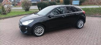 Voiture accidenté Kia  1.4-DOHC Automatik Navi Climatecontrol Stoelverwarming Lichtautomaat Regensensor Led-Koplampen 4xelek ramen Elektrische-spiegels met verwarming Privacyglas Achteruitrijcamera Mistlampen 16-inch Kia velgen 2019/11