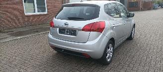 Kia Venga 1.6-DOHC Automatik Climatecontrol Stoelverwarming Lichtautomaat Privacyglas armsteun voor en achter 4xelek ramen Elektrische-spiegels met inklap stand Parkeersensoren Keyless-entry Mistlampen 16-inch Kia velgen picture 4