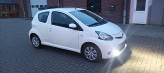 skadebil auto Toyota Aygo 1.0-VVTi Airconditioning Navigatie Led-Dagrijverlichting Elektrische ramen Centrale vergrendeling met afstandsbediening Radio-Cd 2013/9