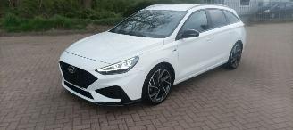 Unfallwagen Hyundai I-30 N-line 1.5-Turbo MHEV 160pk Full-Led Navi Digitale cockpit Climatecontrol CruiseControl Stoelverwarming stuurwiel met verwarming Achteruitrijcamera Lichtautomaat Regensensor Drivelane assistent Led achterlichten 2022/9