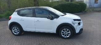 damaged passenger cars Citroën C3 Shine 1.5-Diesel 102pk Climatecontrol CruiseControl Stoelverwarming Lichtautomaat Regensensor Lichtautomaat Mistlampen Afneembare trekhaak 2018/10