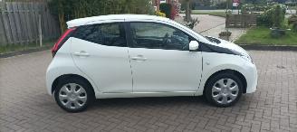 Toyota Aygo X-Play 1.0-VVT-i 72pk Airco Led koplampen Led achterlichten Elek-ramen elektrische buitenspiegels centrale deurvergrendeling met afstandsbediening Hoogglans buiten design Deelbare achterbank picture 3