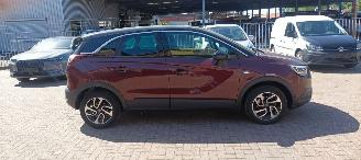 Coche accidentado Opel Crossland Innovation uitvoering 1.2-turbo 110pk Automaat Navi Led koplampen led achterlichten leder Privacy glas stoelverwarming stuurwiel verwarming voorruit verwarming Trekhaak 16-inch hoogglans velgen Parkeersensoren voor en achter 2018/4