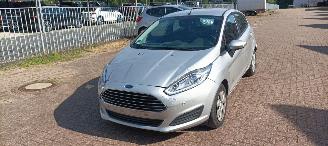 Ford Fiesta 1.5-TDCI Airconditioning Led koplampen Parkeersensoren voor en achter Elektrische inklapbare buitenspiegels met verwarming en led verlichting Stoelverwarming Leren stuurwiel met radio bediening picture 1