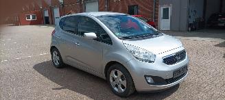 Kia Venga 1.6 Automaat Keyless-entry Climatecontrol Stoelverwarming stuurwiel met radio bediening 4xElektrische ramen Elektrische inklapbare buitenspiegels met verwarming Privacy glas Parkeersensoren achter trekhaak 16-inch velgen Mistlampen armsteun voor Links en picture 5
