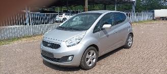 Kia Venga 1.6 Automaat Keyless-entry Climatecontrol Stoelverwarming stuurwiel met radio bediening 4xElektrische ramen Elektrische inklapbare buitenspiegels met verwarming Privacy glas Parkeersensoren achter trekhaak 16-inch velgen Mistlampen armsteun voor Links en picture 3