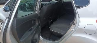 Kia Venga 1.6 Automaat Keyless-entry Climatecontrol Stoelverwarming stuurwiel met radio bediening 4xElektrische ramen Elektrische inklapbare buitenspiegels met verwarming Privacy glas Parkeersensoren achter trekhaak 16-inch velgen Mistlampen armsteun voor Links en picture 14