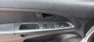 Kia Venga 1.6 Automaat Keyless-entry Climatecontrol Stoelverwarming stuurwiel met radio bediening 4xElektrische ramen Elektrische inklapbare buitenspiegels met verwarming Privacy glas Parkeersensoren achter trekhaak 16-inch velgen Mistlampen armsteun voor Links en picture 12
