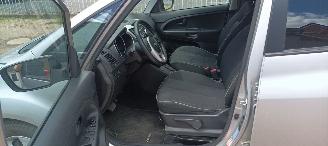 Kia Venga 1.6 Automaat Keyless-entry Climatecontrol Stoelverwarming stuurwiel met radio bediening 4xElektrische ramen Elektrische inklapbare buitenspiegels met verwarming Privacy glas Parkeersensoren achter trekhaak 16-inch velgen Mistlampen armsteun voor Links en picture 13