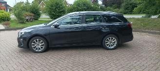 Kia Ceed Premium Edition 1.6 136pk Leder Sportstoelen Memory Navigatie Jbl sound System Climatecontrol CruiseControl 4xStoelverwarming Full-Led koplampen keyless Entry Blindspot systeem automatische inparkeer systeem elektrische achterklep Dab Radio Achteruitrijca picture 1