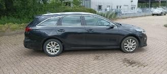 Kia Ceed Premium Edition 1.6 136pk Leder Sportstoelen Memory Navigatie Jbl sound System Climatecontrol CruiseControl 4xStoelverwarming Full-Led koplampen keyless Entry Blindspot systeem automatische inparkeer systeem elektrische achterklep Dab Radio Achteruitrijca picture 6