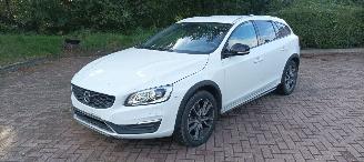 Damaged car Volvo V-60 Cross Country 5-Cil 2.4 190pk Automatik 4x4 Leder Navi Xenon Led Climatecontrol CruiseControl Stoelverwarming Lichtautomaat Privacyglas Regensensor Trekhaak 2016/11