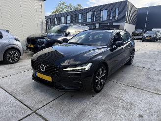 Vaurioauto  passenger cars Volvo V-60 2.0 B3 R-DESIGN AUTOMAAT-PANO-NAVI-CAMERA 2021/3