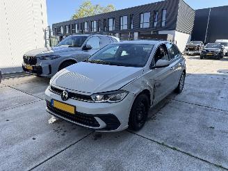 Vaurioauto  passenger cars Volkswagen Polo 1.0 MPI  80 PK-CAMERA-PDC-NAVI 2024/11