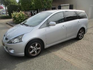 Vaurioauto  passenger cars Mitsubishi Grandis 2.4 -16V INTENSE AUTOMAAT 7 PERSOONS 2005/2