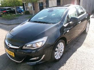 krockskadad bil auto Opel Astra 1.4 COSMO SEDAN CLIMA NAVI 2013/2