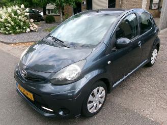 uszkodzony samochody osobowe Toyota Aygo 1.0 VVT-I ASPIRATION AIRCO 2012/6