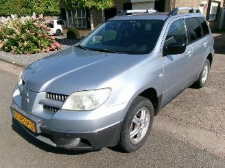 škoda osobní automobily Mitsubishi Outlander 2.0 INVITE PLUS GEEN SCHADE 2005/7