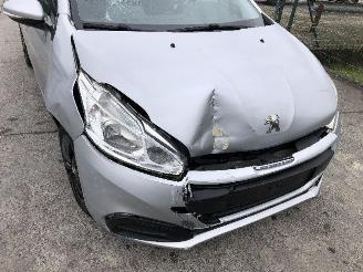 Peugeot 208 1.0 picture 9