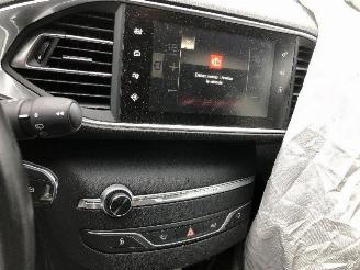 Peugeot 308 1.2 picture 21