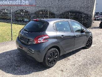 damaged passenger cars Peugeot 208 1.2 2014/6