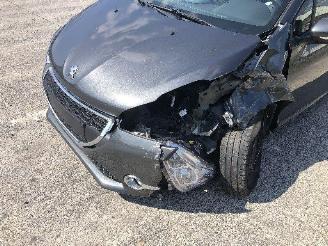 Peugeot 208 1.2 picture 6