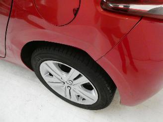 Peugeot 208 SIGNATURE picture 8