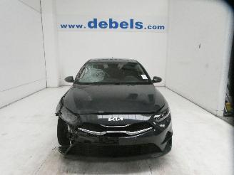 krockskadad bil auto Kia Cee d PULSE 1.6 CRDI ISG 2023/4